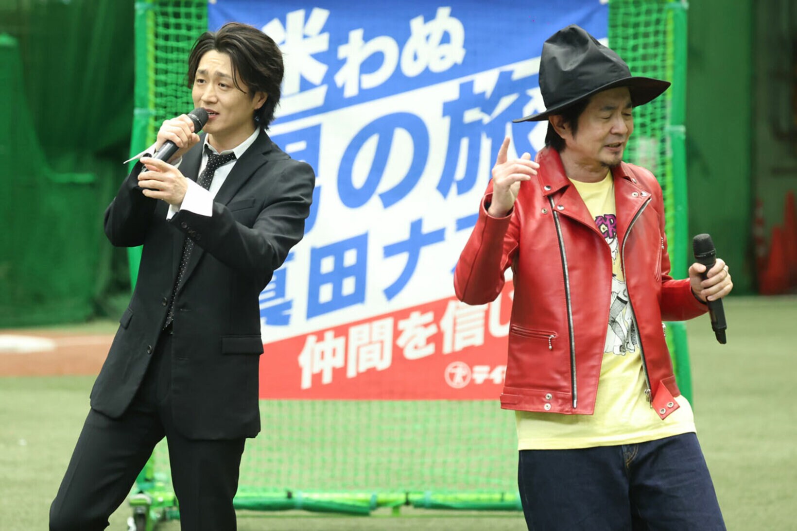 怒髪天の増子と新曲を熱唱する真田ナオキ（左）