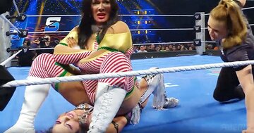 ナイア・ジャックス(上)のバンザイドロップで圧殺されたカイリ（©AbemaTV, Inc.）