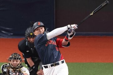 豪快なホームランを放つ鈴木誠也