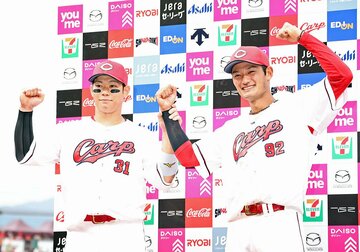 ヒーローインタビューに選ばれた広島・坂倉将吾(左)と名原典彦