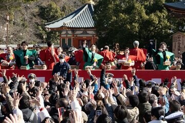 豆をまく(左から)大東駿介、白石聖、仲野太賀、宮澤エマ、山口馬木也