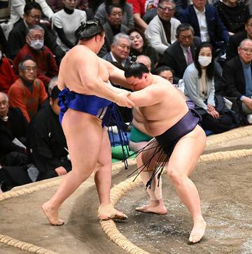 欧勝馬を押し出しで破った義ノ富士