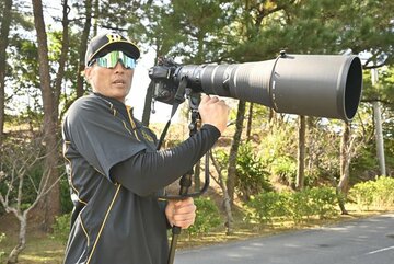  望遠カメラをのぞき込んだ阪神・糸井