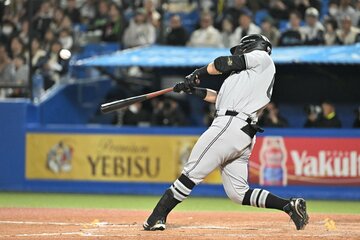 奥川から勝ち越し適時打を放つ山瀬