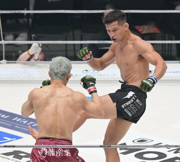 RIZIN５３で松嶋こよみ(左)を攻めるライアン・カファロ