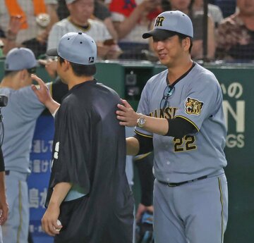 藤川監督(右)に笑顔でねぎらわれる阪神・村上頌樹
