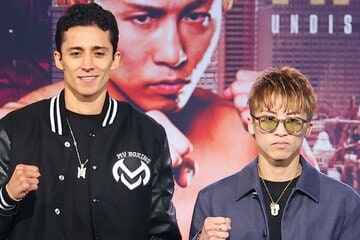ラファエル・エスピノサと井上尚弥（右）