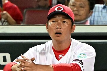 ベンチで声を出す新井監督