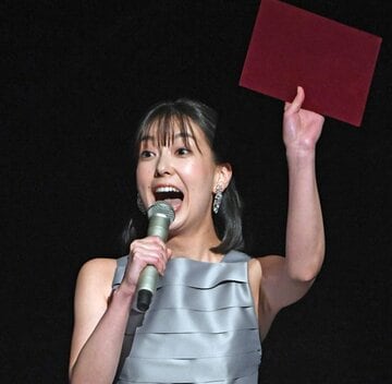 肩出しドレス姿で叫ぶ和久田アナ