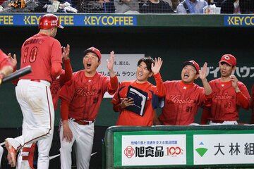 ６回に３ランを放ったマクブルーム(左)を笑顔で迎える広島・新井監督