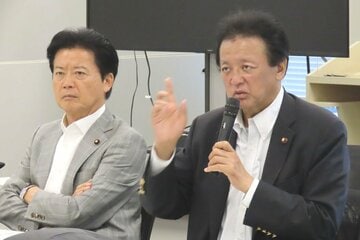 立憲民主党の玄葉光一郎ネクスト外相(左)と、渡辺周ネクスト安全保障相
