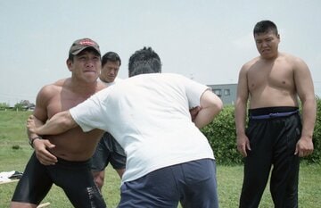プロレス転向当時は「ぽっちゃり」だった小川直也(右＝1997年)