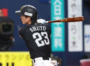 ４回、ジェリーから右前打を放った周東佑京