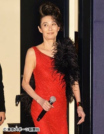 ゴージャスな赤いドレス姿で登場した萬田久子