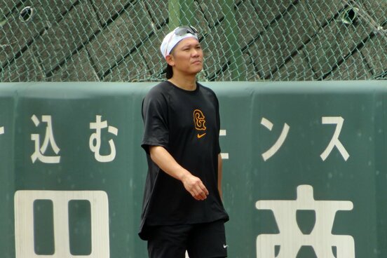 猛暑の中での練習に険しい表情を見せた巨人・坂本勇人
