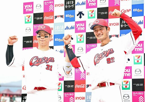 ヒーローインタビューに選ばれた広島・坂倉将吾(左)と名原典彦