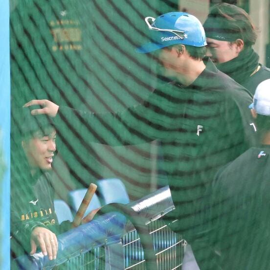 佐藤輝明をなでなでする西川遥輝