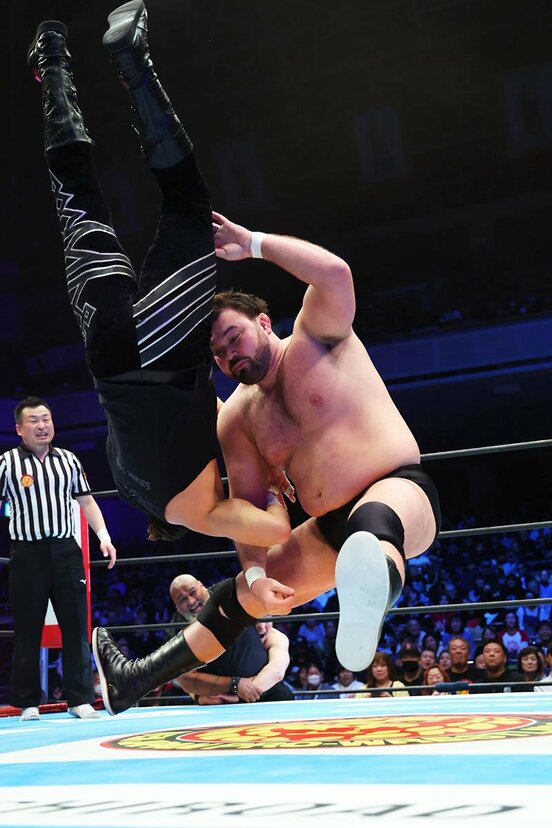 金丸義信(左)をハリケーンドライバーで仕留めたウルフアロン