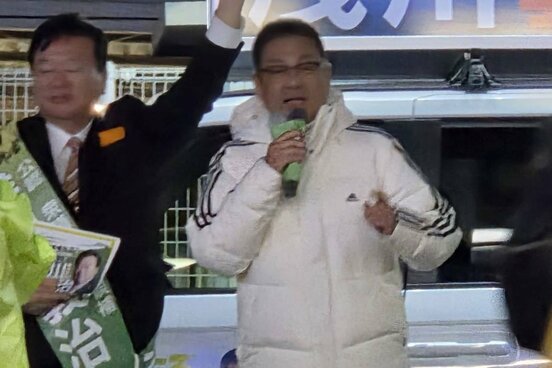 浅川義治氏（左）の応援に駆け付けた遠藤敬氏