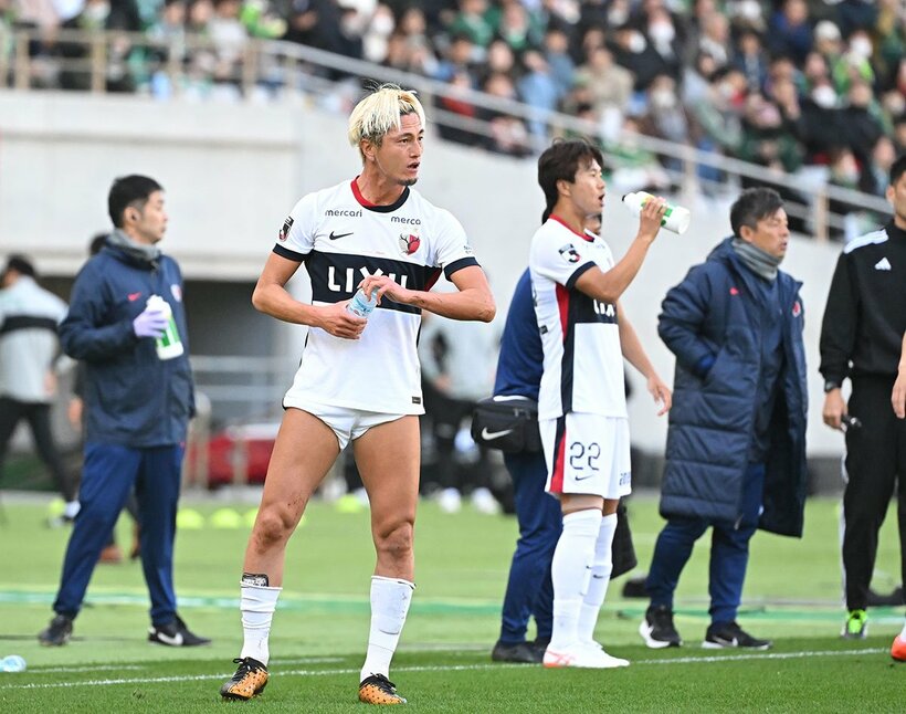 最終節を前に、危機感を促したＪ１鹿島のＦＷ鈴木優磨(手前左)