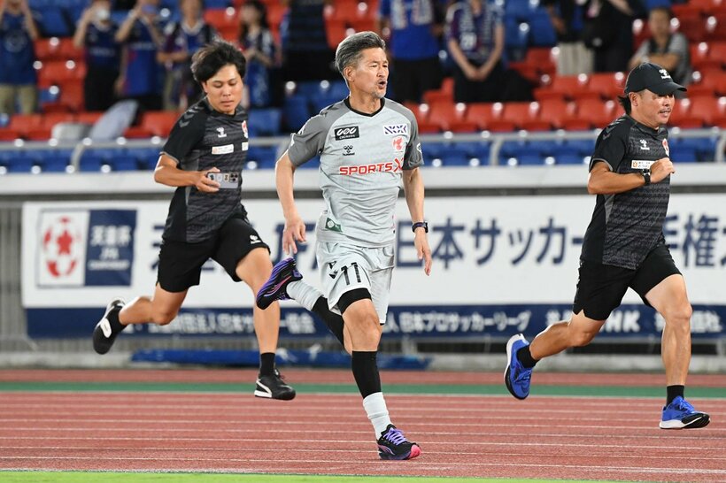 試合後にダッシュする三浦知良（中央）