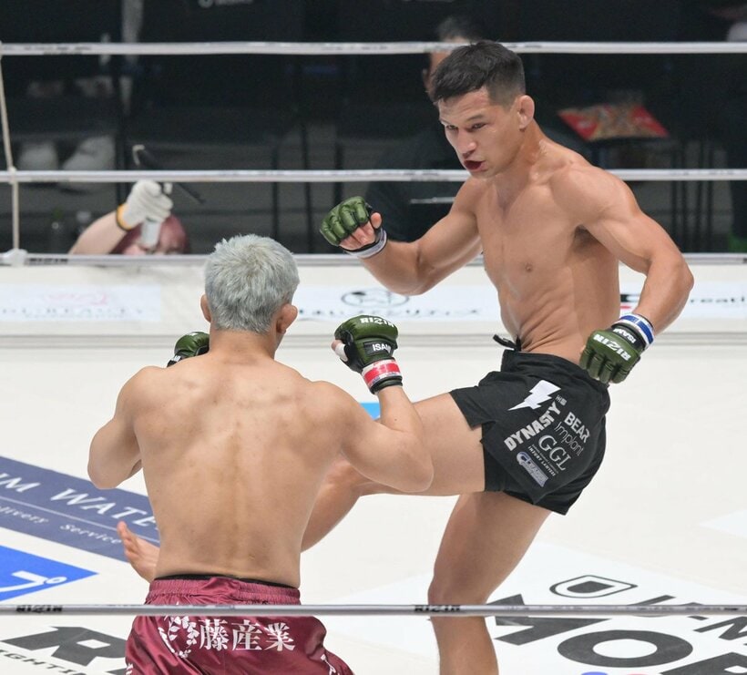 RIZIN５３で松嶋こよみ(左)を攻めるライアン・カファロ