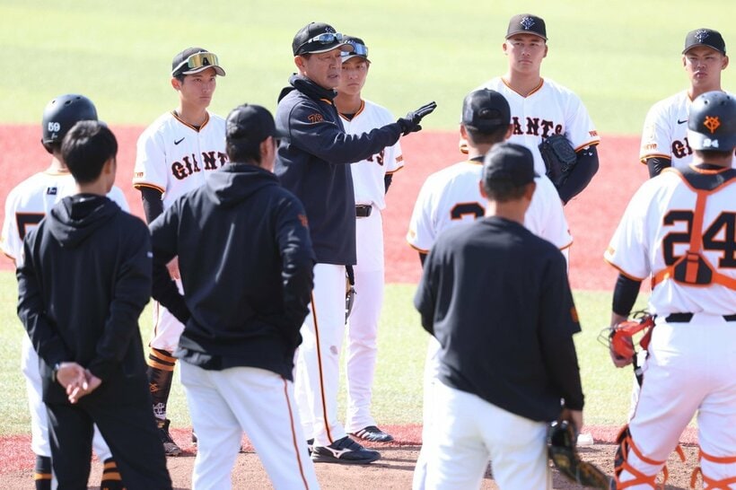 守備の立て直しも求められる川相昌弘コーチ（中央）