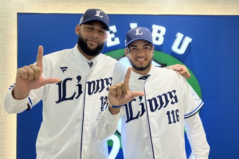 育成契約を結んだアンソニー・ガルシア外野手（左）とビクター・ロペス投手（球団提供）
