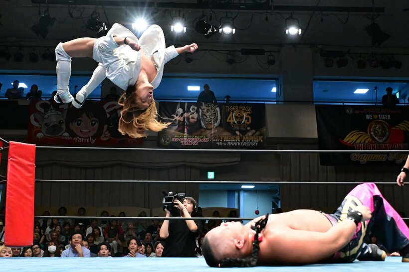 間下隼人（右）にムーンサルトプレスを決める黒潮TOKYOジャパン
