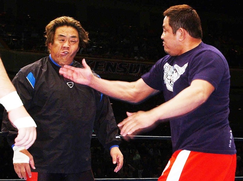 永田の怒りの張り手を食らい長州の顔がゆがんだ（２００４年１０月、両国国技館）