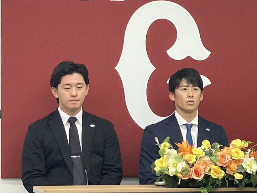 記者会見に出席した北浦竜次（左）と板東湧悟