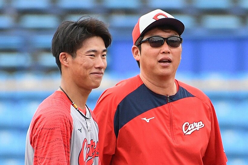 新井監督(右)に声をかけられる育成出身の広島・二俣翔一