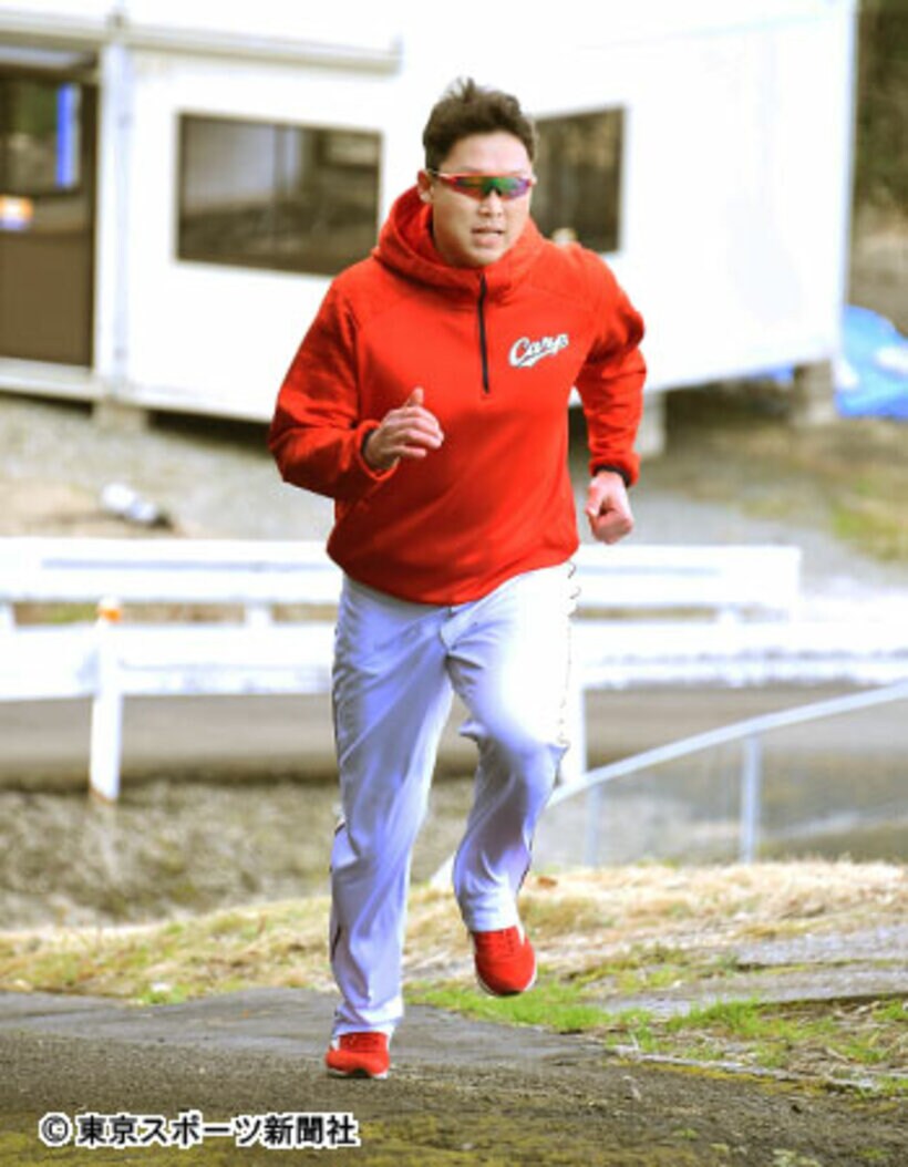  必死の形相で坂道を駆け上がる新井