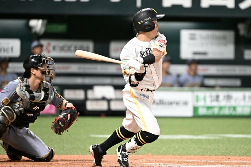 ８回、中前打を放つソフトバンク・牧原大成