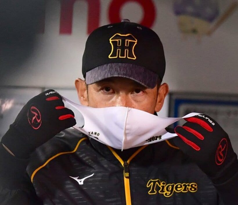  ベンチでマスクを着け直す阪神・矢野監督