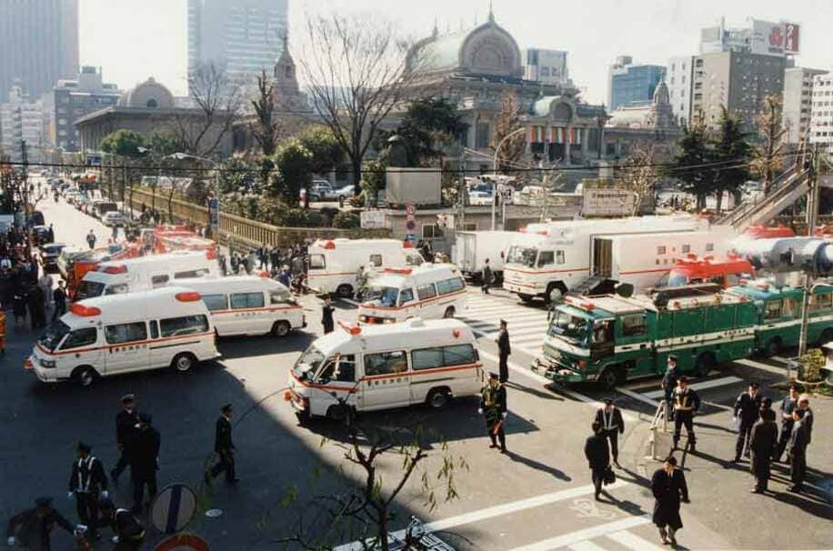  ９５年、地下鉄サリン事件で集結した救急車