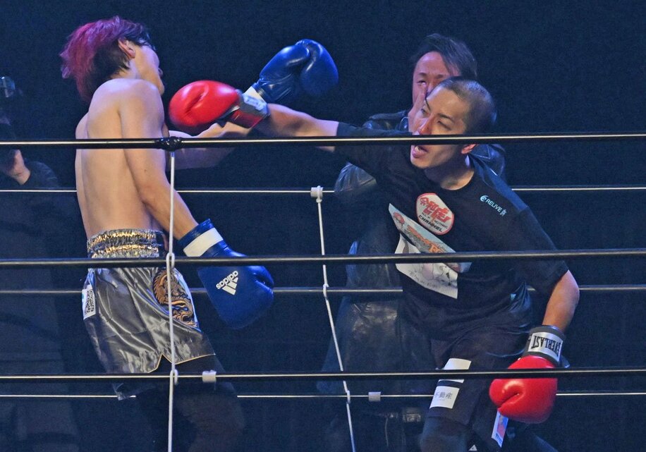 桑田龍征(左)を殴るトモハッピー
