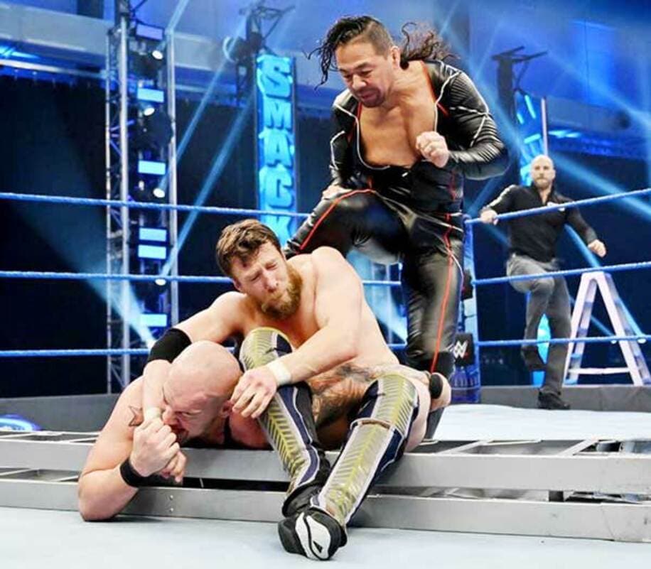  キング・コービン（左）をイエスロックで捕らえたダニアル・ブライアンに中邑真輔がキンシャサ弾（Ｃ）2020 WWE, Inc. All Rights Reserved.