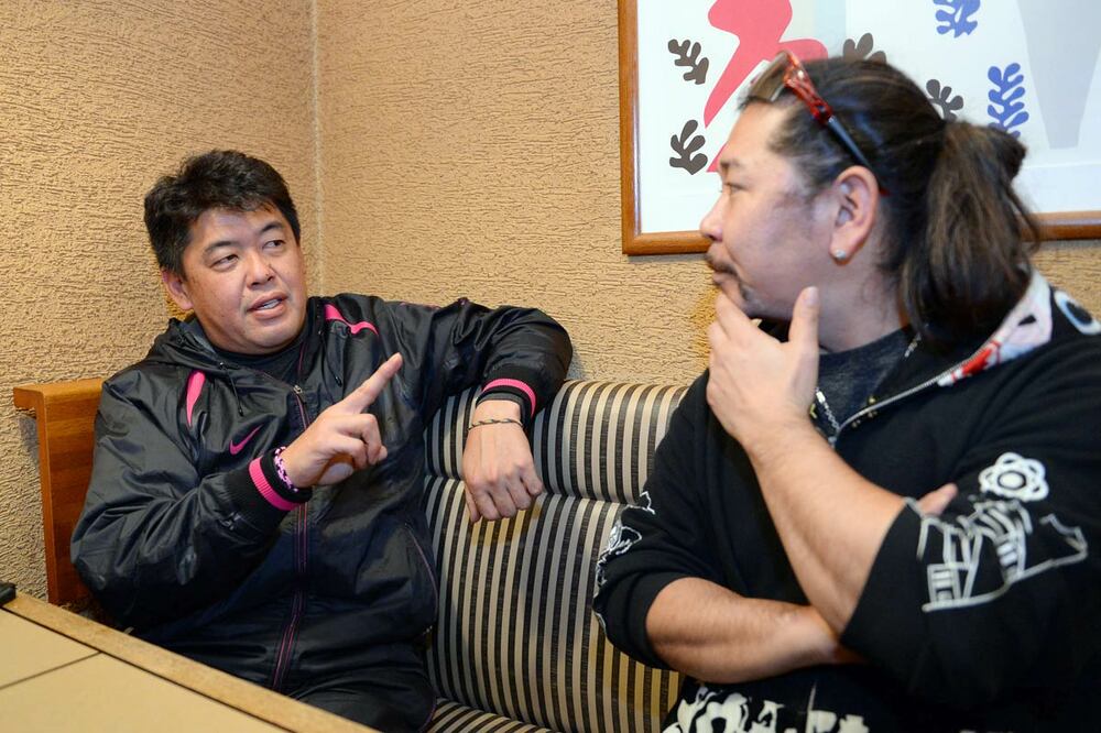 楊枝秀基記者のインタビューに答える中村紀洋（２０１４年１１月）