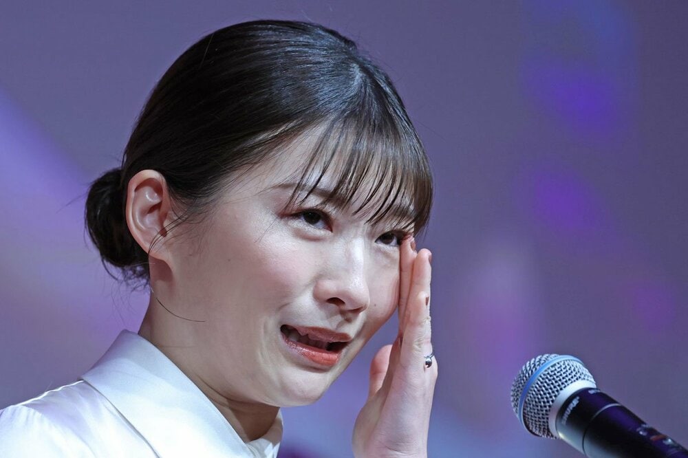 大粒の涙をぬぐう伊藤