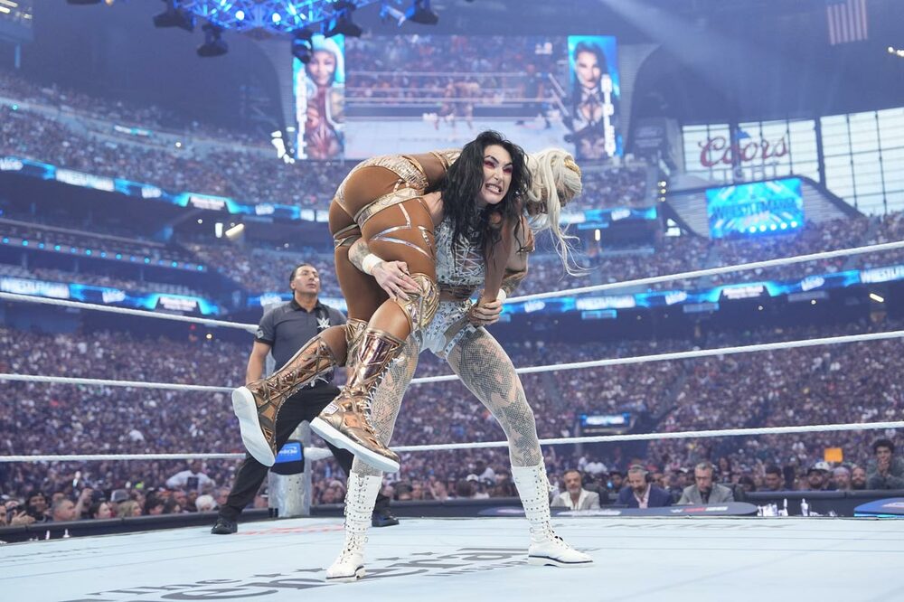 リア・リプリ―（下）はジェイド・カーギルを担ぎ上げる（©WWE）