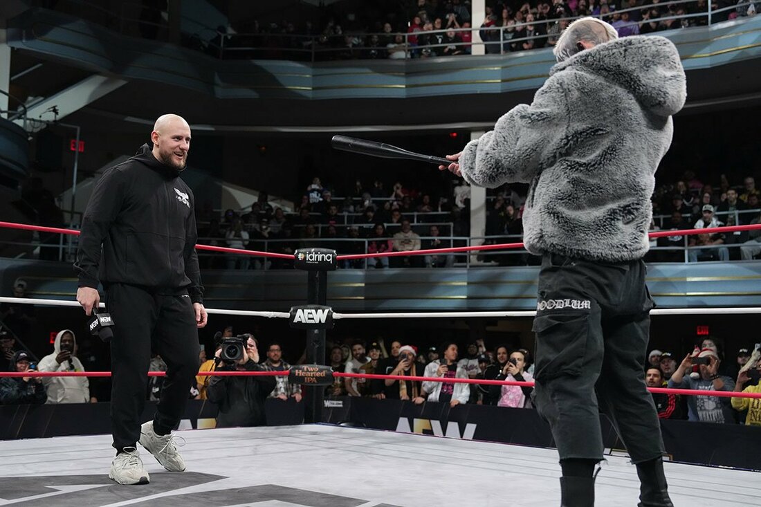 黒バットを手にゲイブ・キッド(左)と対峙するダービー・アリン（©All Elite Wrestling）