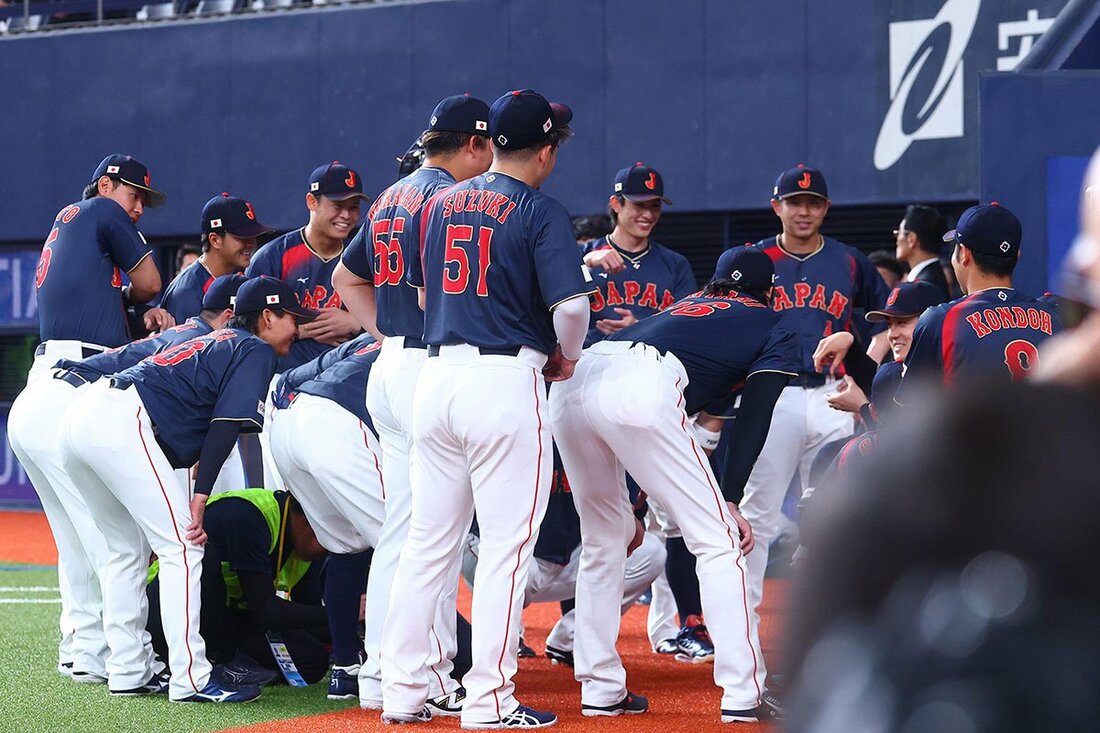 阪神戦の試合前、円陣でポーズの説明をする日本ハム・北山亘基(右側)