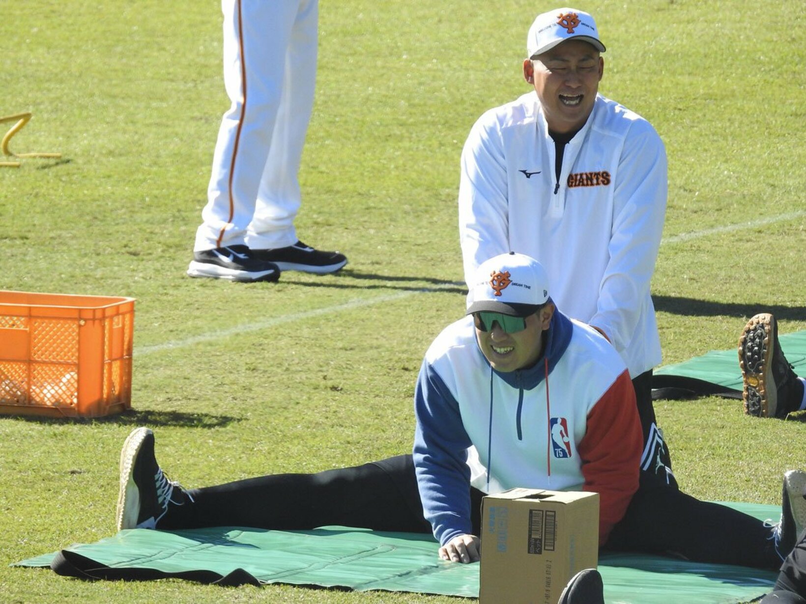 岡本和真の（下）のストレッチを笑顔