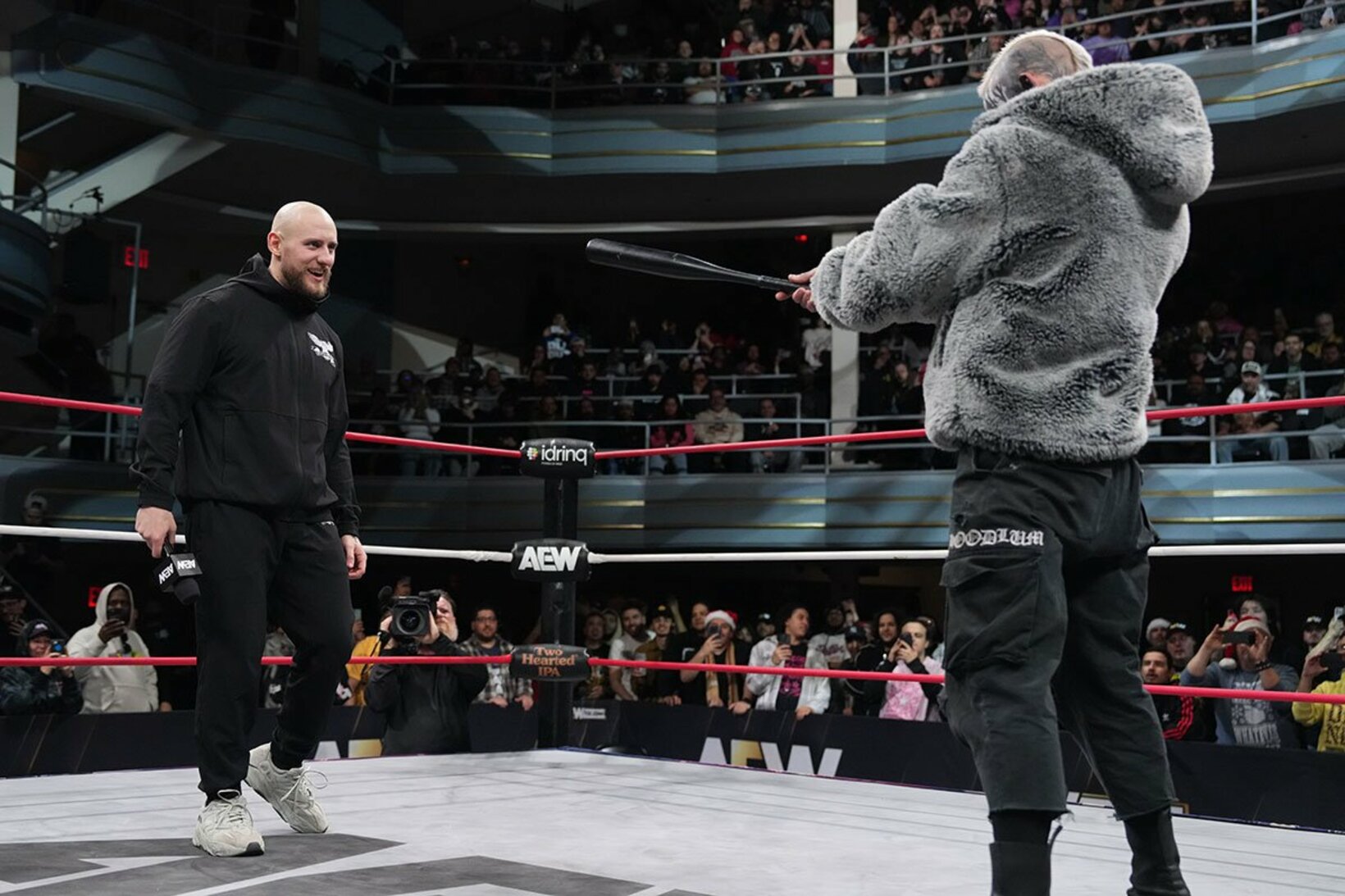 黒バットを手にゲイブ・キッド(左)と対峙するダービー・アリン（©All Elite Wrestling）