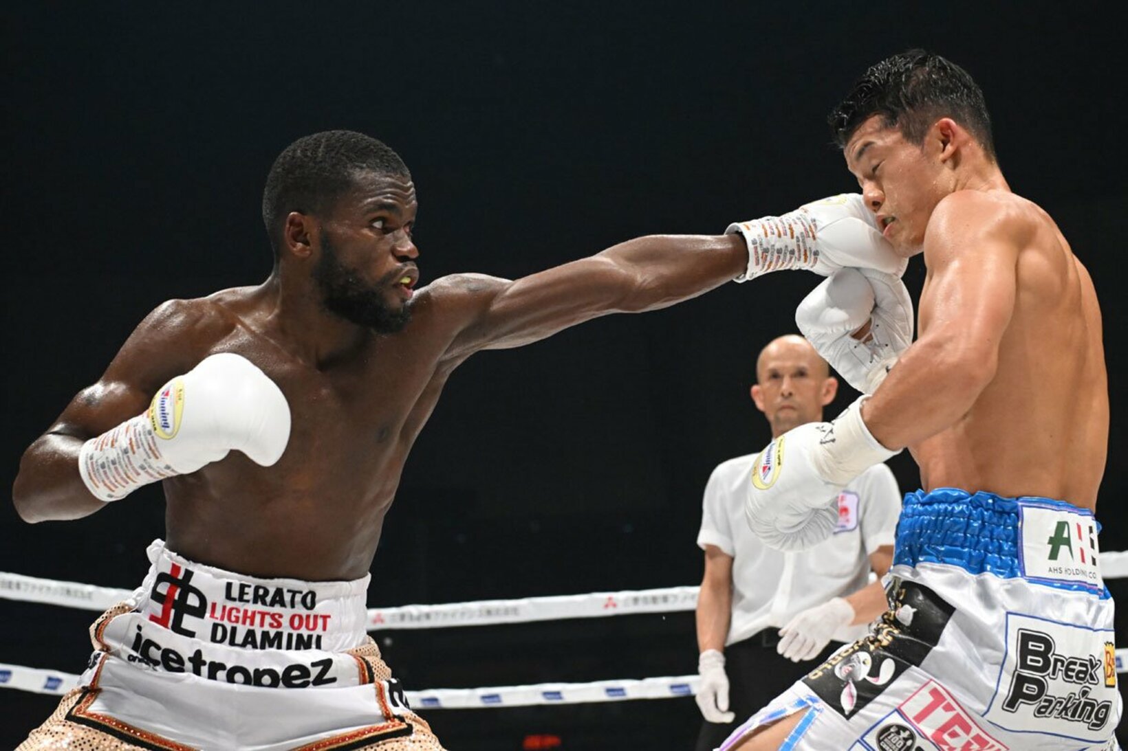 ドラミニに打ち込まれる亀田和毅