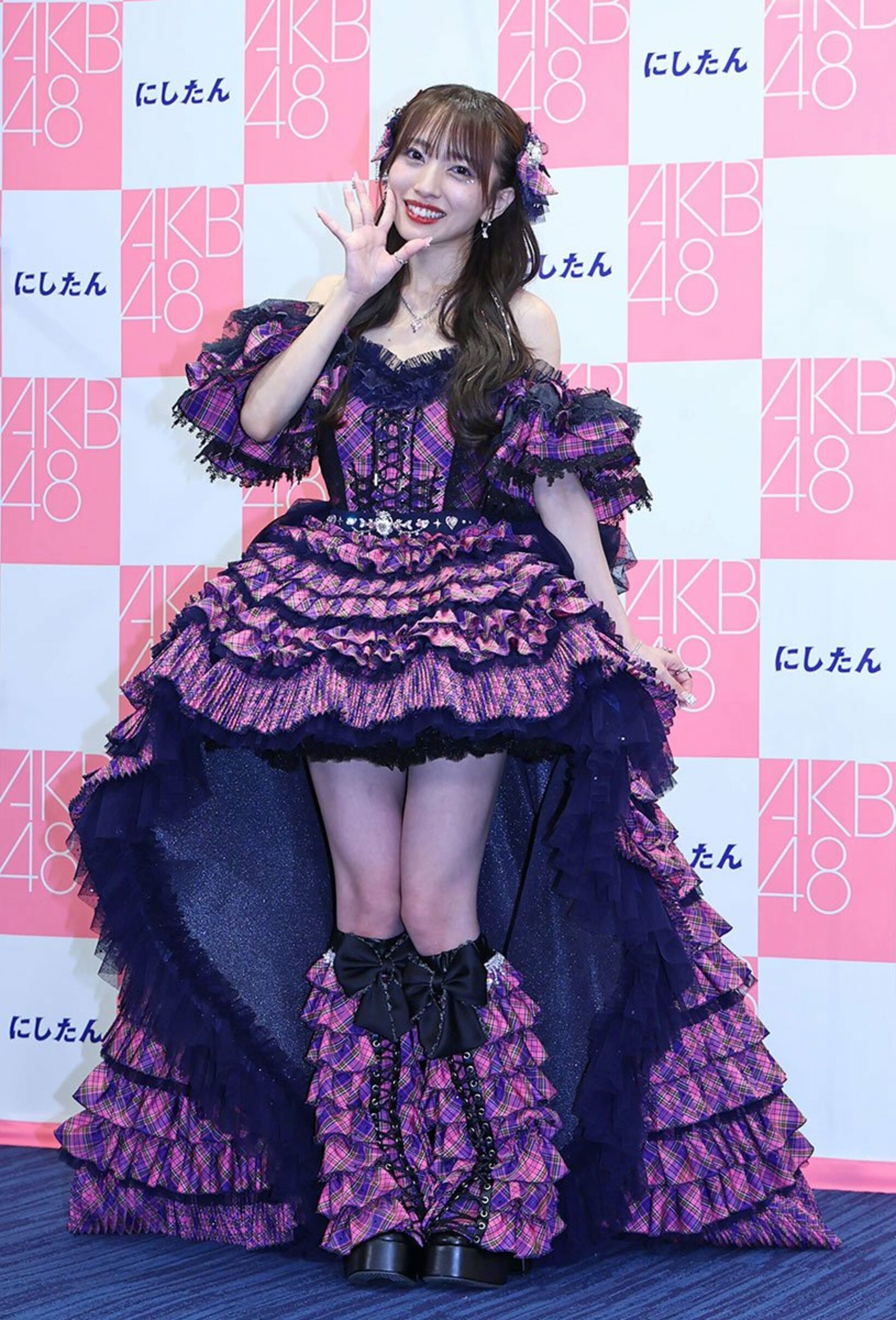 ド派手なミニスカドレスで登場した向井地美音