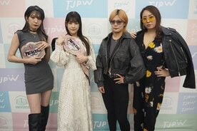 調印式に出席した(左から)プリンセスタッグ王者の上福ゆき&上原わかな、挑戦者の凍雅&まなせゆうな