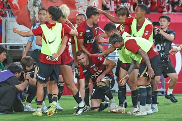 決勝ゴールのＦＷチャブリッチ(中央下)を祝福するＪ１鹿島イレブン