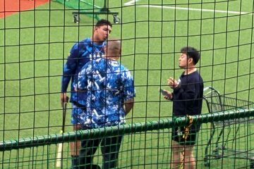 オリックス時代の同僚・森友哉（右）と談笑す西武・セデーニョ（左奥）